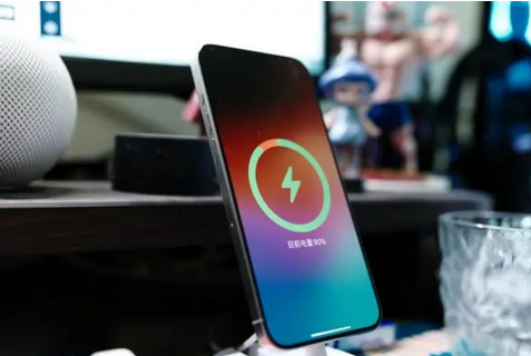 莫力达瓦苹果15换屏服务分享用什么充电器给iPhone15充电更好 